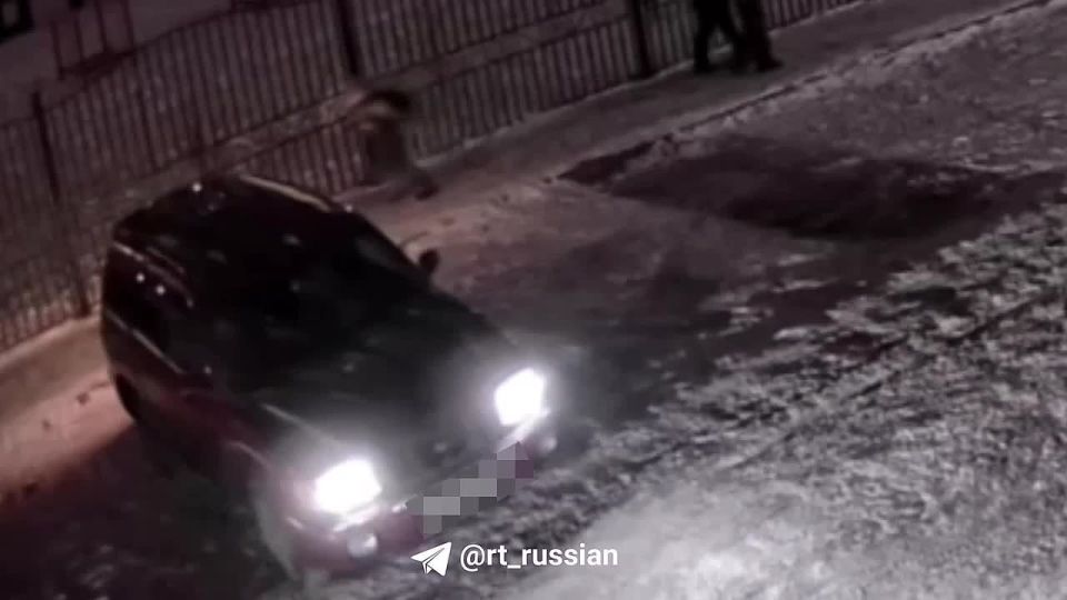 Девушка протаранила забор школы и едва не задавила детей