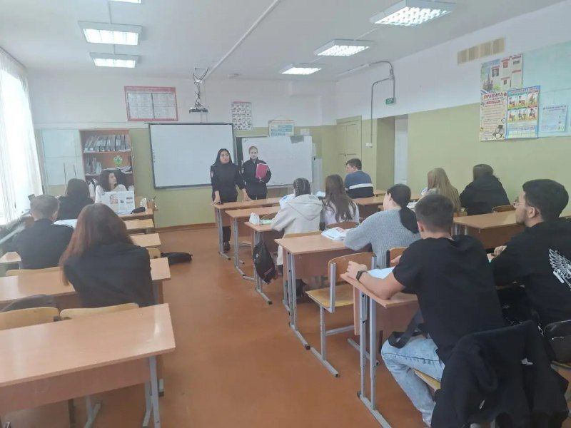 В городе Оби Новосибирской области сотрудники полиции провели для школьников уроки правового информирования