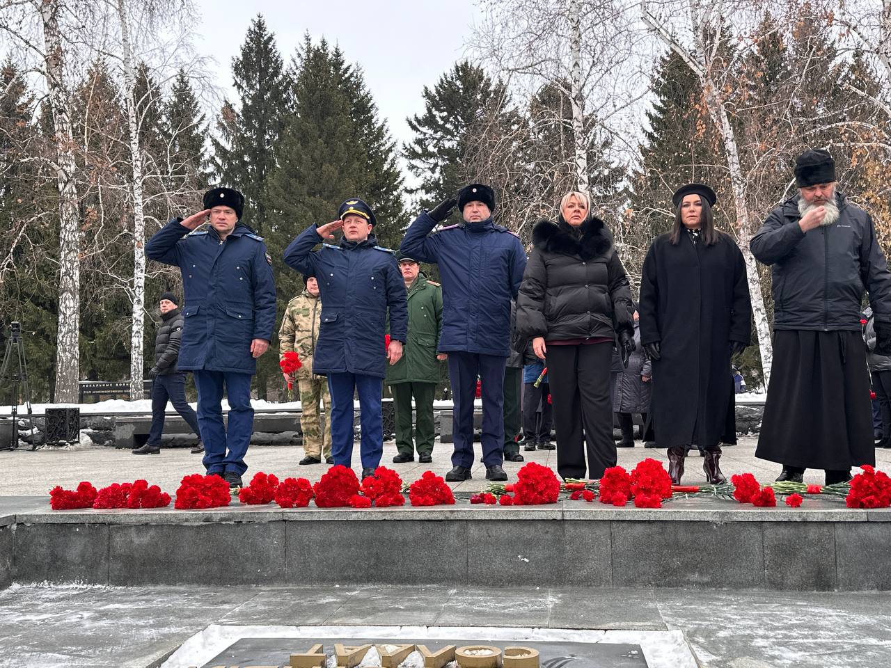 Прокурор города Новосибирска Олег Желдак принял участие в церемонии возложения цветов к Вечному огню на Мемориальном ансамбле «Монумент Славы», посвященной Дню Неизвестного Солдата