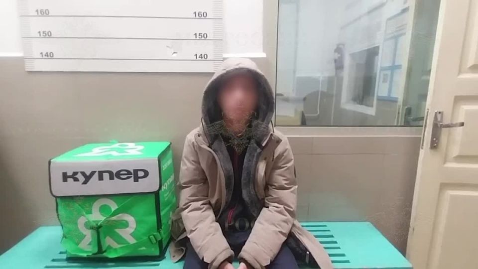 Видео задержания и допроса новосибирского курьера, который беспричинно ударил пенсионерку в подземном переходе