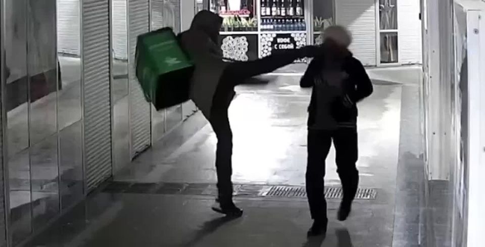 В Новосибирске полицейские ищут курьера, который ударил женщину ногой в лицо