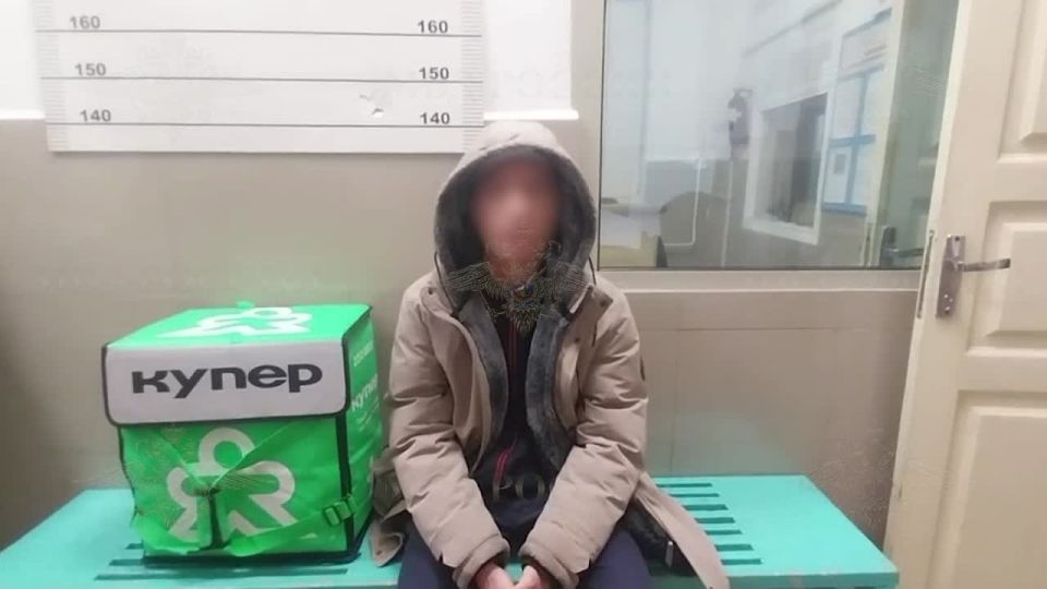 Видео задержания курьера, который ударил пенсионерку ногой в голову в Новосибирске
