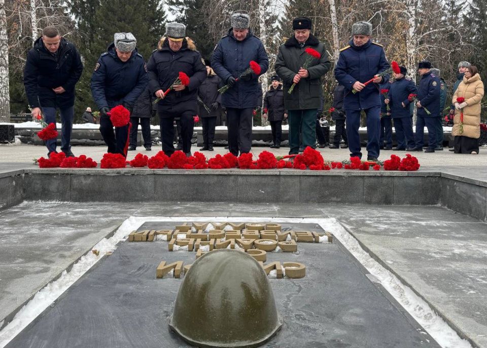 Заместитель начальника ГУ МВД России по Новосибирской области принял участие в возложении цветов к Вечному огню, посвященному «Дню Неизвестного Солдата»