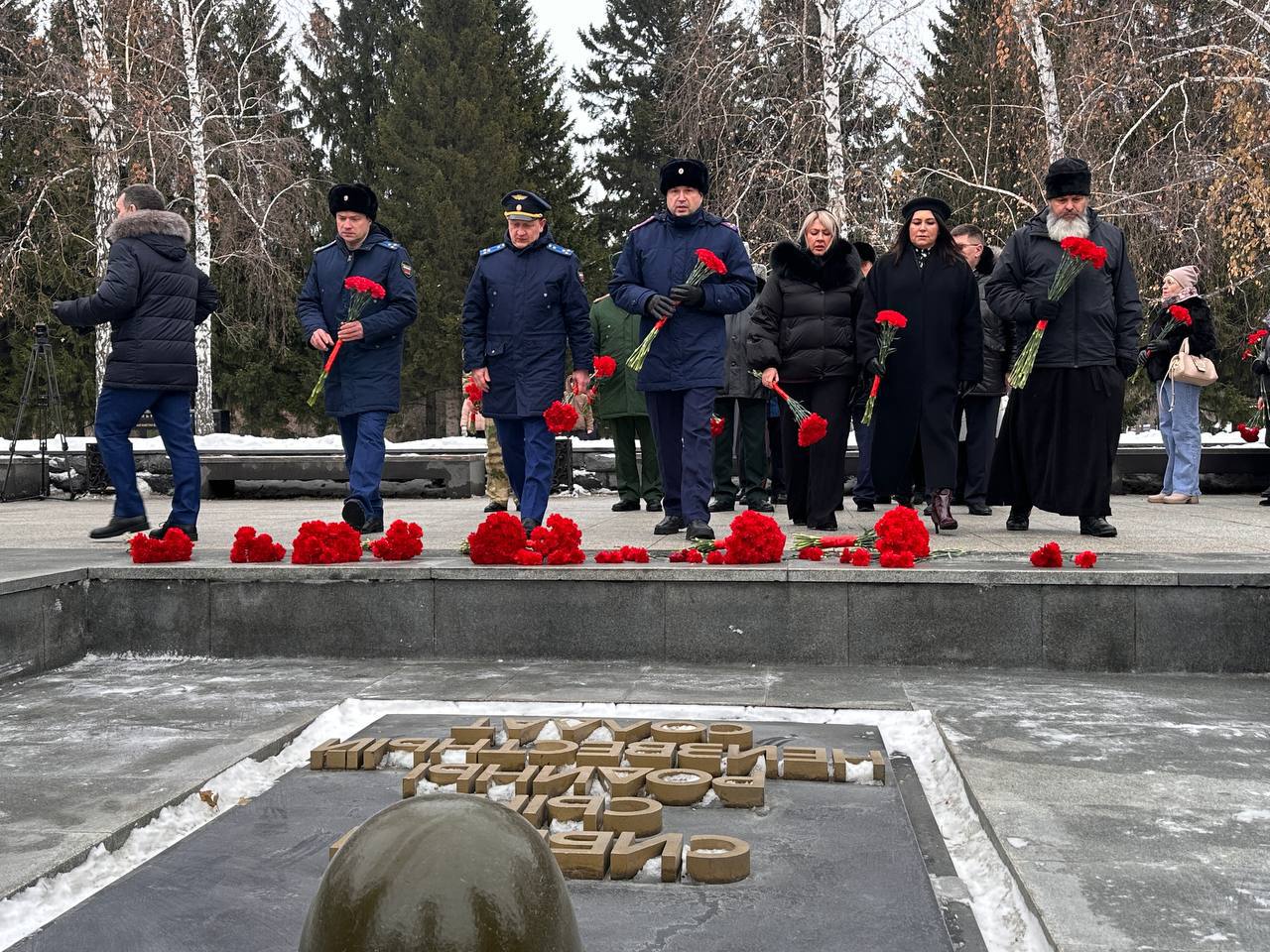 Прокурор города Новосибирска Олег Желдак принял участие в церемонии возложения цветов к Вечному огню на Мемориальном ансамбле «Монумент Славы», посвященной Дню Неизвестного Солдата Прокурор города Новосибирска Олег Желдак принял участие в церемонии возложения цветов к Вечному огню на Мемориальном ансамбле «Монумент Славы», посвященной Дню Неизвестного Солдата