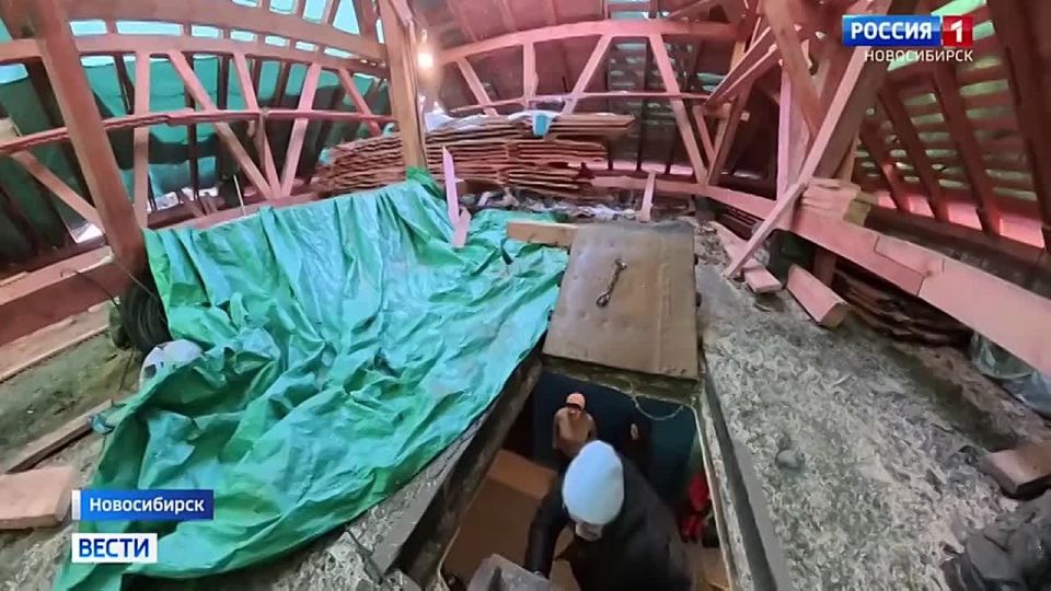 Крыши нет, а зима есть. Многоэтажка в Новосибирске в ходе ремонта осталась без крыши посреди зимы