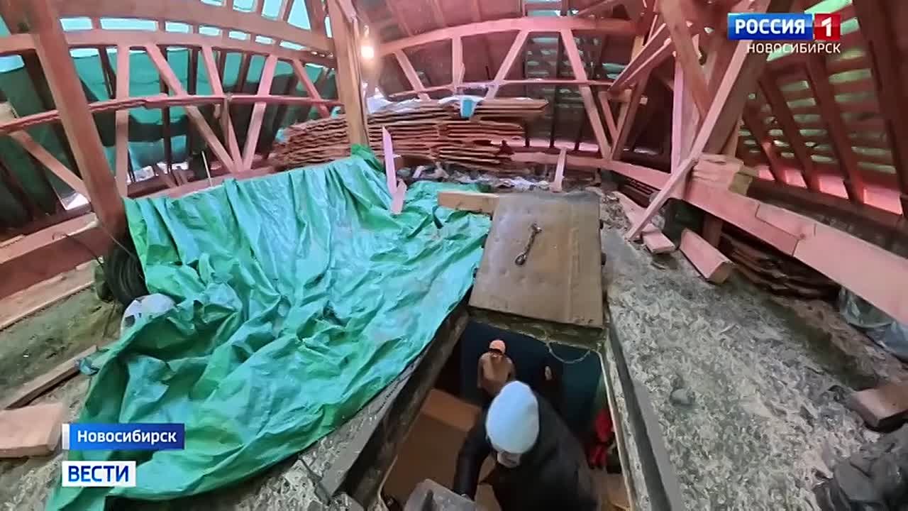 Крыши нет, а зима есть. Многоэтажка в Новосибирске в ходе ремонта осталась без крыши посреди зимы