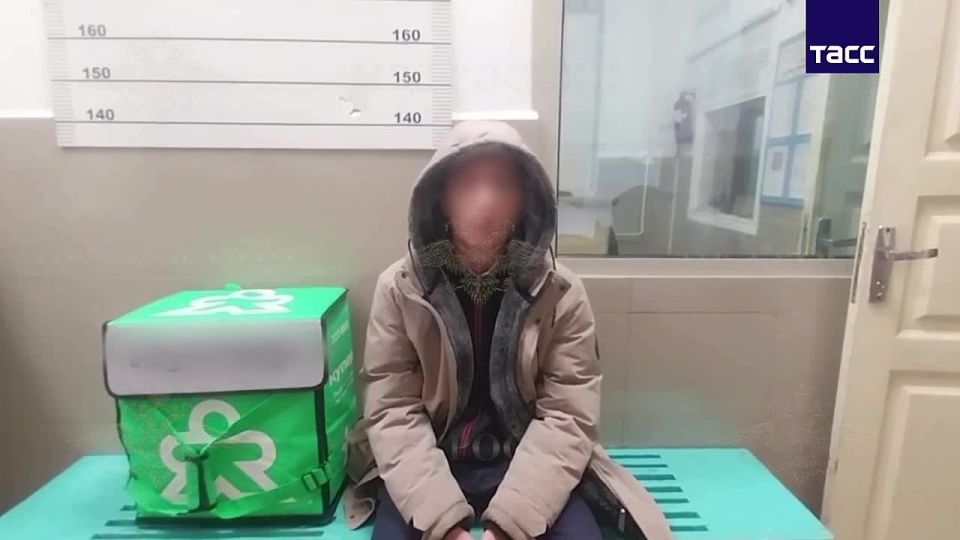 Появились кадры задержания бывшего курьера «Купера», подозреваемого в избиении пожилой женщины в центре Новосибирска