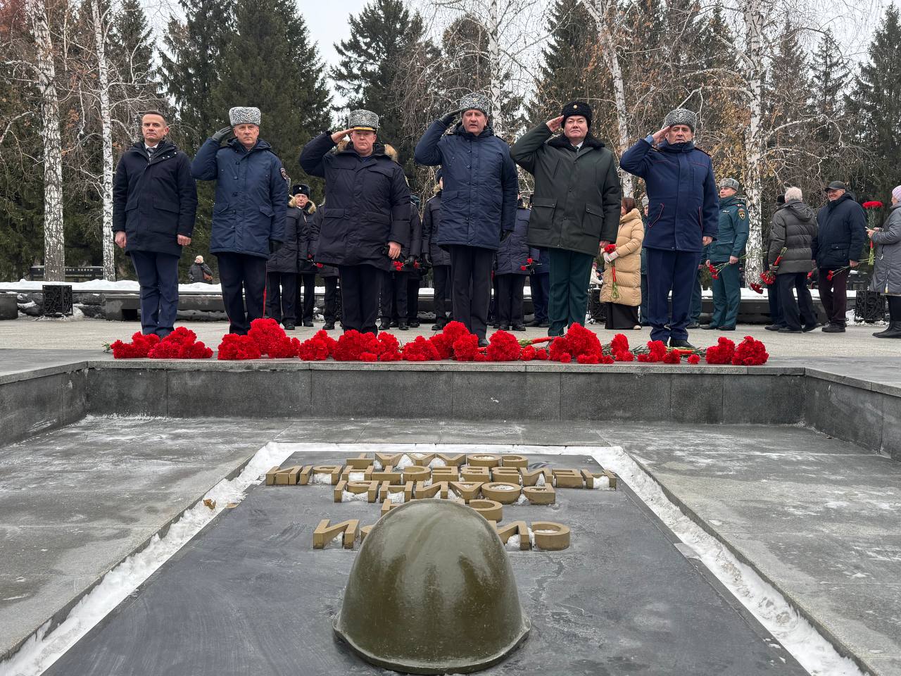 Заместитель начальника ГУ МВД России по Новосибирской области принял участие в возложении цветов к Вечному огню, посвященному «Дню Неизвестного Солдата» Заместитель начальника ГУ МВД России по Новосибирской области принял участие в возложении цветов к Вечному огню, посвященному «Дню Неизвестного Солдата»