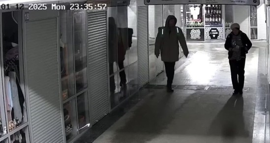 Курьера из Новосибирска, который без причины ударил пенсионерку ногой по лицу, передали врачам