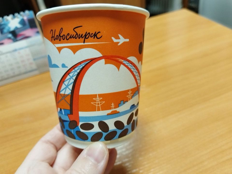 Сеть фастфуда «Вкусно — и точка» запустила новую коллекцию стаканов для горячих напитков с уникальными изображениями, посвященными достопримечательностям 14 городов России от Калининграда до Владивостока