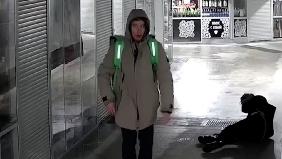 В Новосибирске задержали курьера, ударившего пенсионерку ногой в лицо в переходе