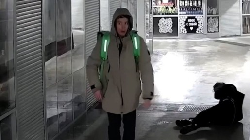 В Новосибирске задержали курьера, ударившего пенсионерку ногой в лицо в переходе