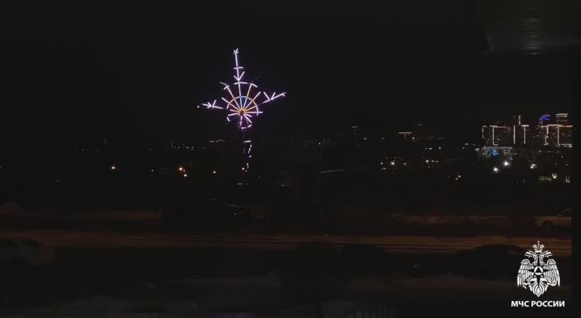 Поздравляет весь город. В честь 35-летия МЧС России на колесе обозрения в центре Новосибирска транслируется поздравление