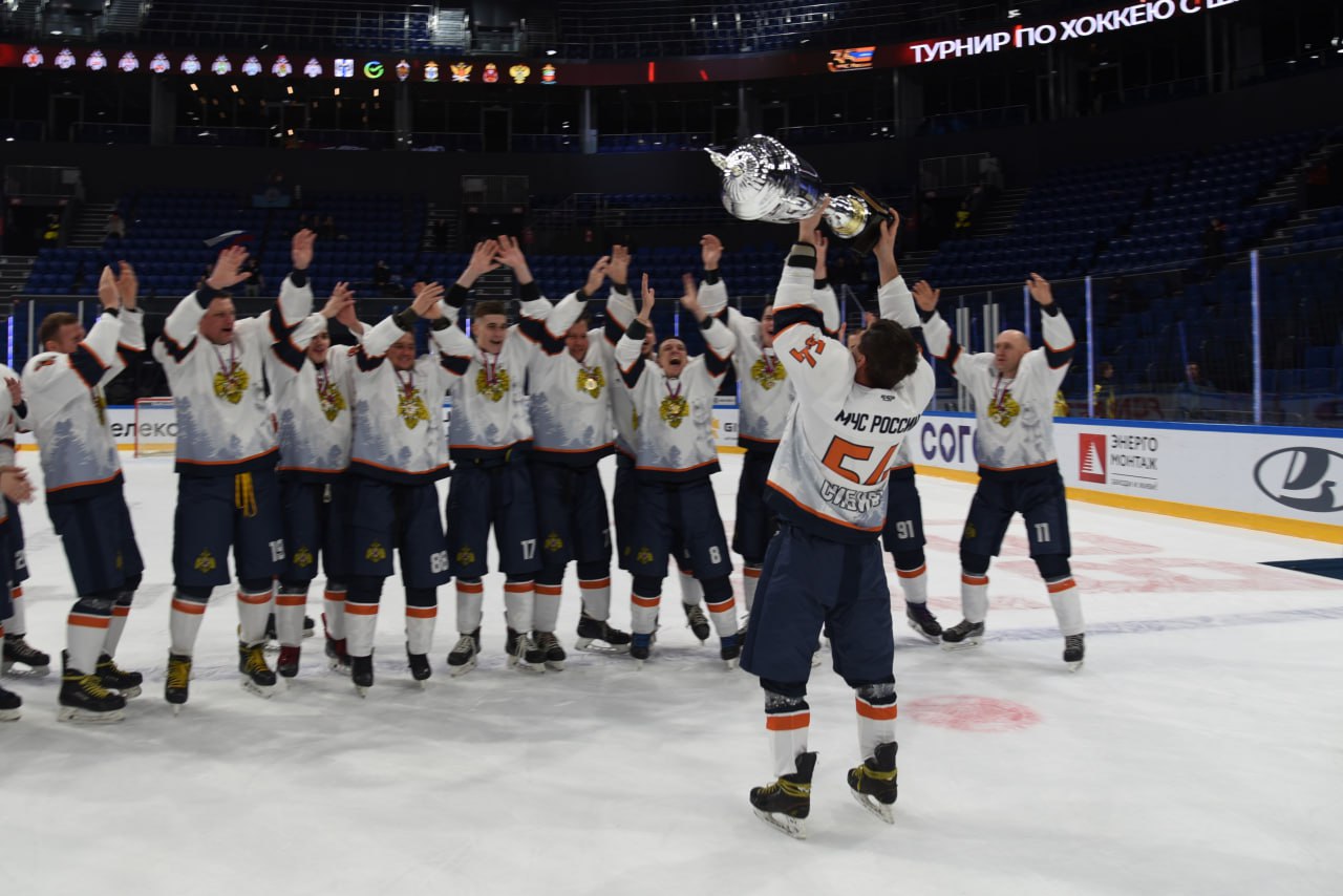 Начальник УТ МВД России по Сибирскому федеральному округу Игорь Бояринов принял участие в торжественной церемонии закрытия хоккейного турнира, посвященного 35-летию создания МЧС России Начальник УТ МВД России по Сибирскому федеральному округу Игорь Бояринов принял участие в торжественной церемонии закрытия хоккейного турнира, посвященного 35-летию создания МЧС России