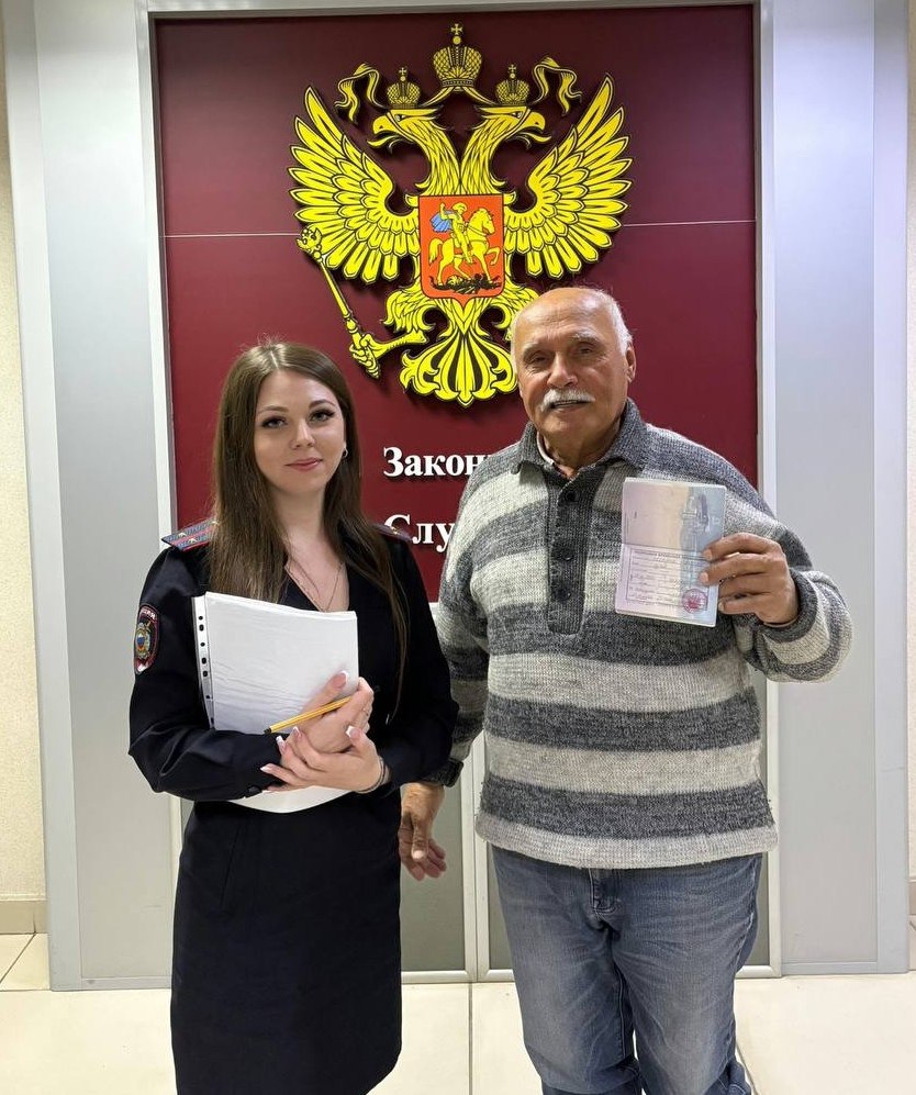 Сотрудники УВМ ГУ МВД России по Новосибирской области выдали гражданину США разрешение на временное проживание в Российской Федерации