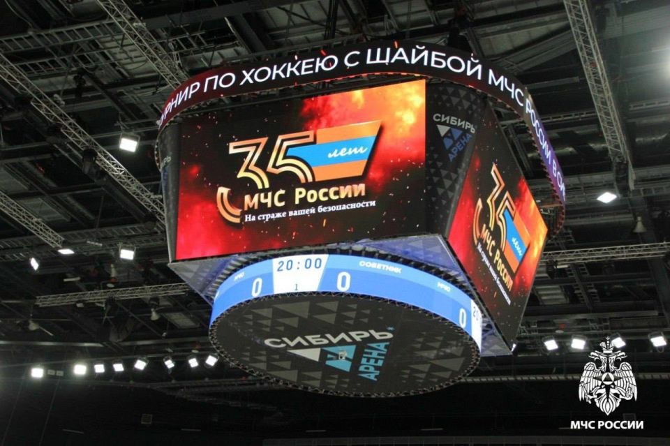 В Новосибирске с большим спортивным накалом прошёл турнир по хоккею с шайбой, посвященный 35-летию МЧС России