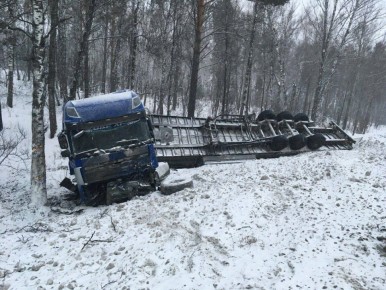 Двое взрослых и двухлетний ребенок погибли в ДТП на трассе в Новосибирской области, сообщает ГУ МВД региона