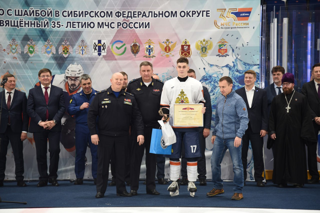 Начальник УТ МВД России по Сибирскому федеральному округу Игорь Бояринов принял участие в торжественной церемонии закрытия хоккейного турнира, посвященного 35-летию создания МЧС России