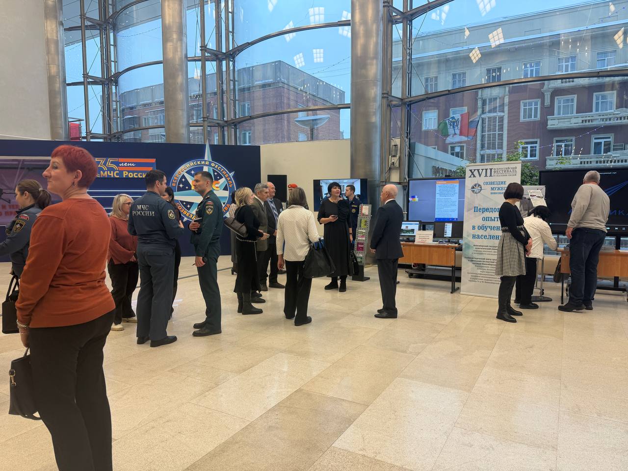 Сотрудники МЧС России организовали инновационную выставку, посвящённую передовым технологиям в области безопасности Сотрудники МЧС России организовали инновационную выставку, посвящённую передовым технологиям в области безопасности