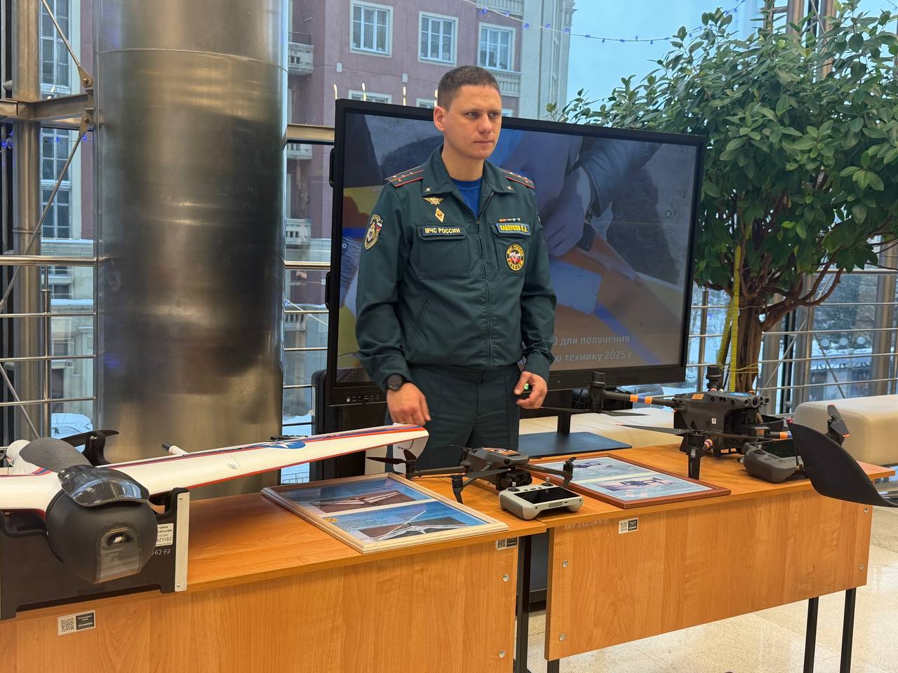 Сотрудники МЧС России организовали инновационную выставку, посвящённую передовым технологиям в области безопасности Сотрудники МЧС России организовали инновационную выставку, посвящённую передовым технологиям в области безопасности