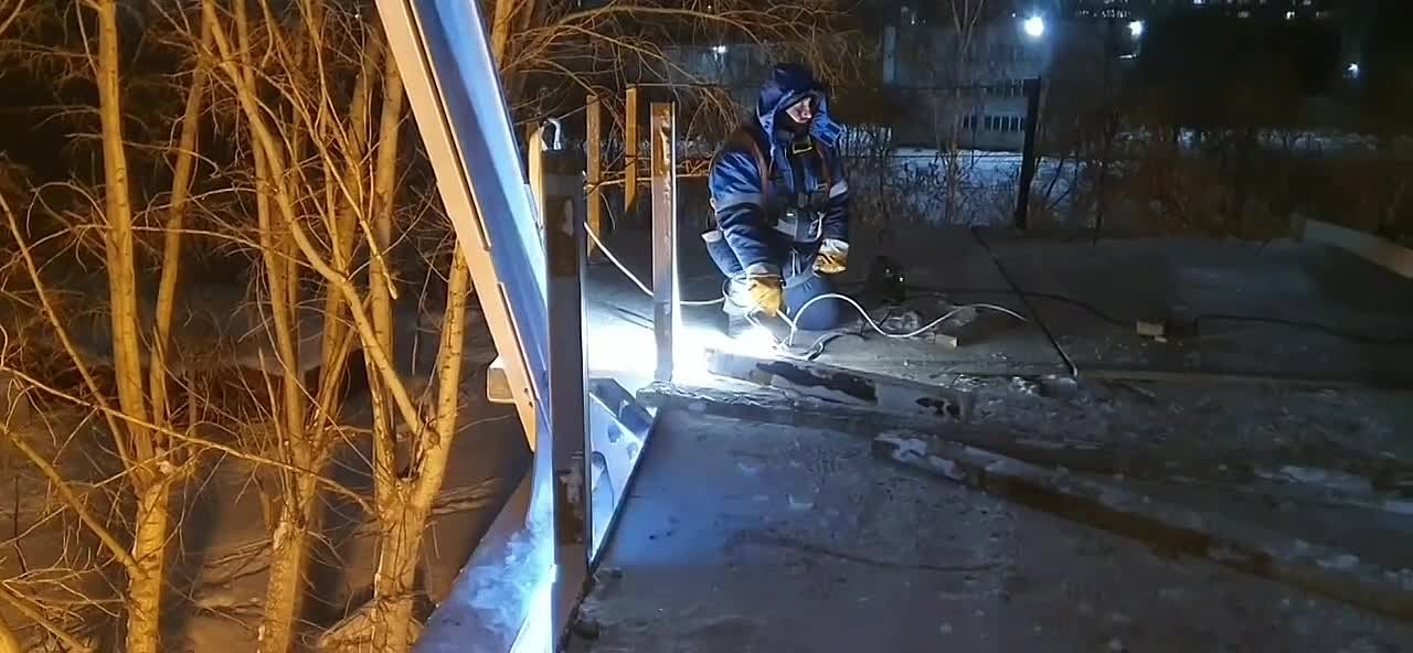 Максим Кудрявцев: Сегодня ночью на будущем пешеходном мосту через Транссибирскую магистраль установили стальное пролётное строение