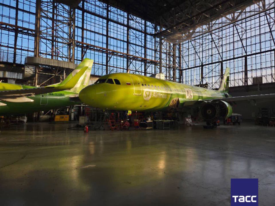 S7 Group начала строительство второго ангарного комплекса в аэропорту Толмачево в Новосибирске с инвестициями в 2 млрд рублей, сообщил генеральный директор "S7 инвест" Владимир Ларин