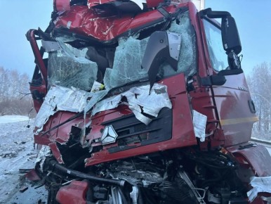 Сотрудники Госавтоинспекции устанавливают обстоятельства столкновения двух грузовых автомобилей на территории Болотнинского района