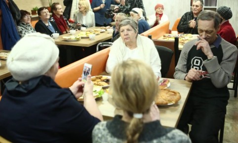 Кафе с бесплатными обедами для пенсионеров переезжает