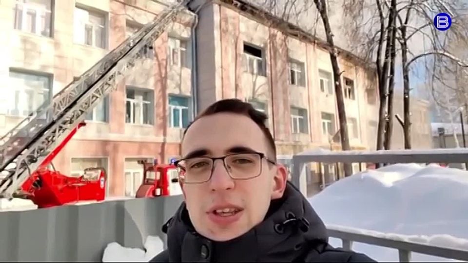 На месте пожара. Педагогический колледж в Новосибирске всё ещё тушат