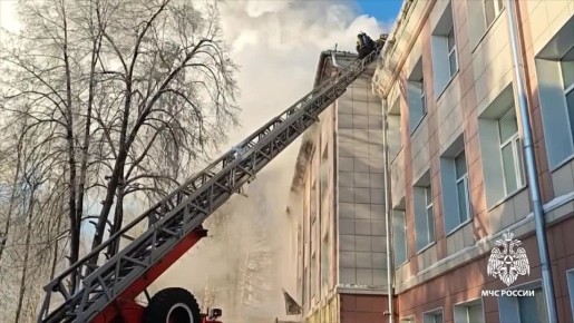 Принятыми мерами в течение трёх часов пожар в здании колледжа локализован в 12:56 на площади 700 квадратных метров