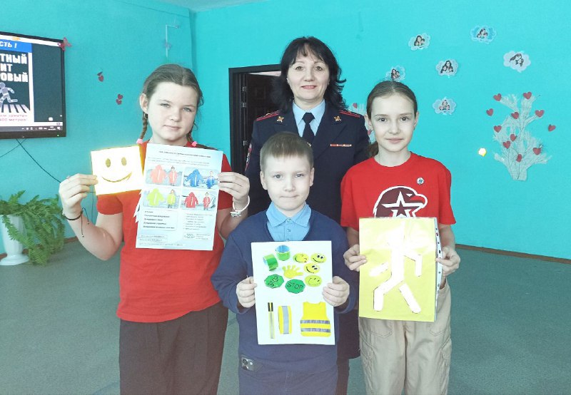 День дорожной безопасности в Новосибирском районе: Сотрудники Госавтоинспекции провели профилактические мероприятия со школьниками в средней школе №11 Шиловского гарнизона День дорожной безопасности в Новосибирском районе: Сотрудники Госавтоинспекции провели профилактические мероприятия со школьниками в средней школе №11 Шиловского гарнизона