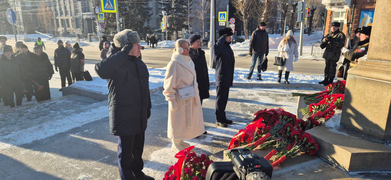 Заместитель начальника регионального Главка МВД возложил цветы к бюсту первого трижды Героя Советского Союза, маршала авиации Александра Покрышкина