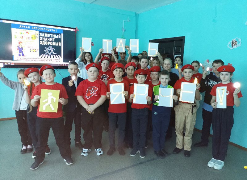 День дорожной безопасности в Новосибирском районе: Сотрудники Госавтоинспекции провели профилактические мероприятия со школьниками в средней школе №11 Шиловского гарнизона День дорожной безопасности в Новосибирском районе: Сотрудники Госавтоинспекции провели профилактические мероприятия со школьниками в средней школе №11 Шиловского гарнизона