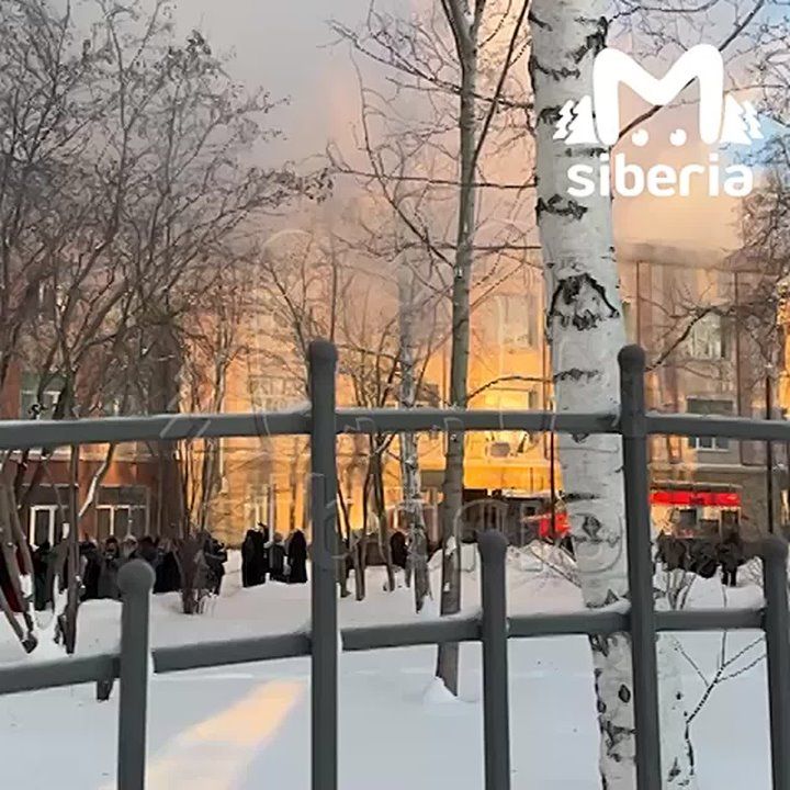 Здание педагогического колледжа горит в Новосибирске