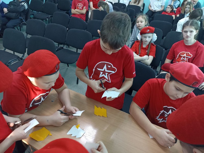 День дорожной безопасности в Новосибирском районе: Сотрудники Госавтоинспекции провели профилактические мероприятия со школьниками в средней школе №11 Шиловского гарнизона