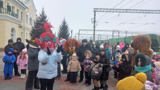 из Карасука, куда впервые прибыл Поезд Деда Мороза