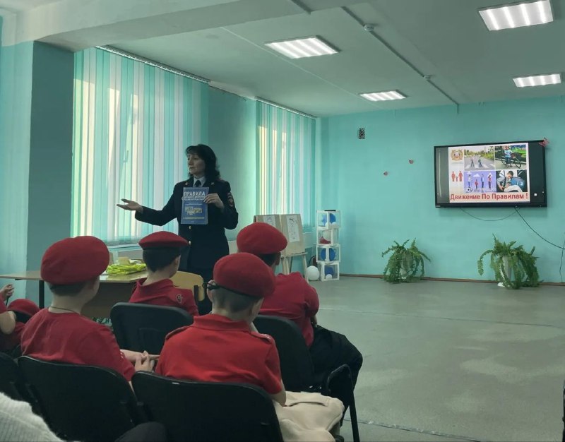День дорожной безопасности в Новосибирском районе: Сотрудники Госавтоинспекции провели профилактические мероприятия со школьниками в средней школе №11 Шиловского гарнизона День дорожной безопасности в Новосибирском районе: Сотрудники Госавтоинспекции провели профилактические мероприятия со школьниками в средней школе №11 Шиловского гарнизона
