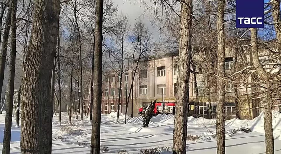 Открытое горение в педагогическом колледже в Новосибирске ликвидировано на площади 700 кв. м, сообщили в ГУ МЧС России