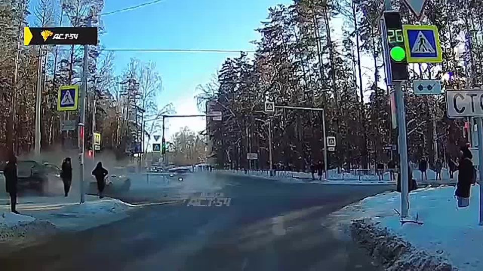 Lexus вылетел на тротуар и сбил столб после ДТП на перекрёстке в Новосибирске