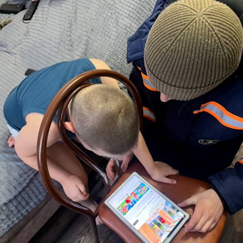 Семилетний пацан застрял головой в стуле в Новосибирске Семилетний пацан застрял головой в стуле в Новосибирске