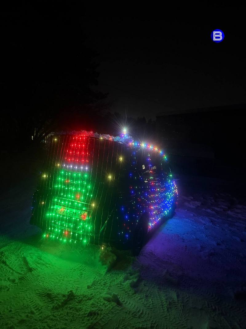 Новогоднее такси. Жительница Новосибирска Людмила Ожанская превратила свою машину-такси в новогоднее чудо! Уже не первый год она радует пассажиров яркой иллюминацией и дарит подарки из мешка на переднем сиденье Новогоднее такси. Жительница Новосибирска Людмила Ожанская превратила свою машину-такси в новогоднее чудо! Уже не первый год она радует пассажиров яркой иллюминацией и дарит подарки из мешка на переднем сиденье