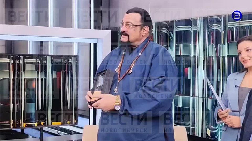 Подарок легенде. После эксклюзивного интервью в телестудии «Вести Новосибирск» Стивену Сигалу мы вручили знаменитому гостю памятный знак «Я здесь живу»