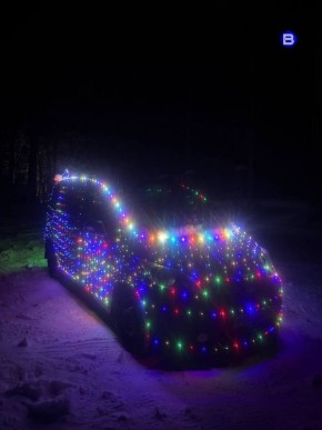 Новогоднее такси. Жительница Новосибирска Людмила Ожанская превратила свою машину-такси в новогоднее чудо! Уже не первый год она радует пассажиров яркой иллюминацией и дарит подарки из мешка на переднем сиденье