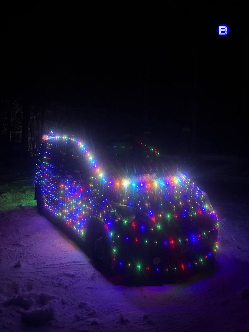 Новогоднее такси. Жительница Новосибирска Людмила Ожанская превратила свою машину-такси в новогоднее чудо! Уже не первый год она радует пассажиров яркой иллюминацией и дарит подарки из мешка на переднем сиденье