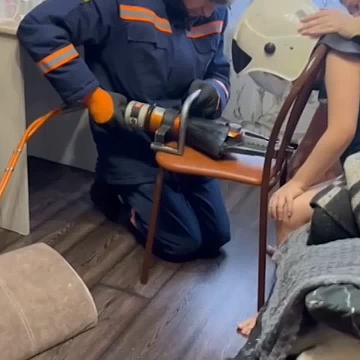 Семилетний пацан застрял головой в стуле в Новосибирске