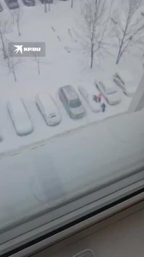 Ребятня превратила заснеженный автомобиль в горку во дворе дома на Татьяны Снежиной в Новосибирске