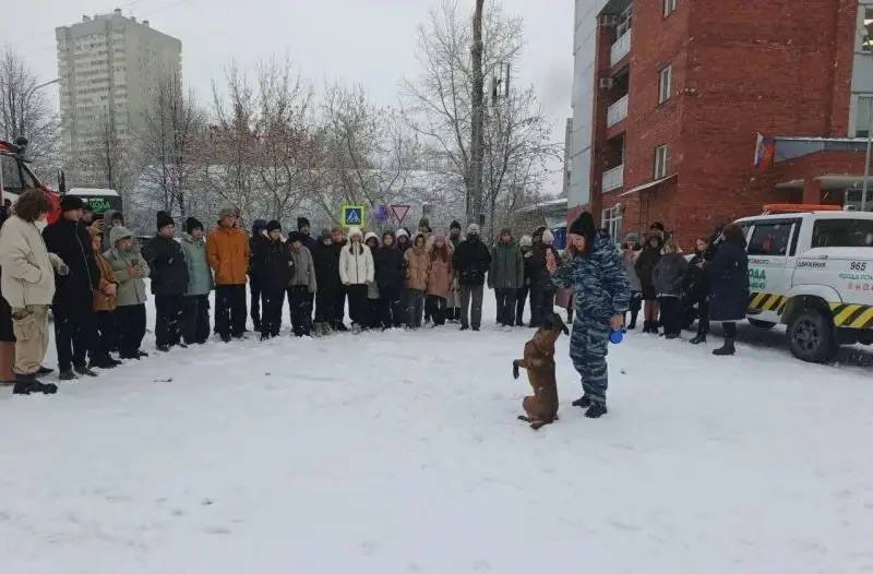 В Новосибирской области сотрудники полиции организовали для учеников класса правоохранительной направленности экскурсию в Центр организации дорожного движения В Новосибирской области сотрудники полиции организовали для учеников класса правоохранительной направленности экскурсию в Центр организации дорожного движения