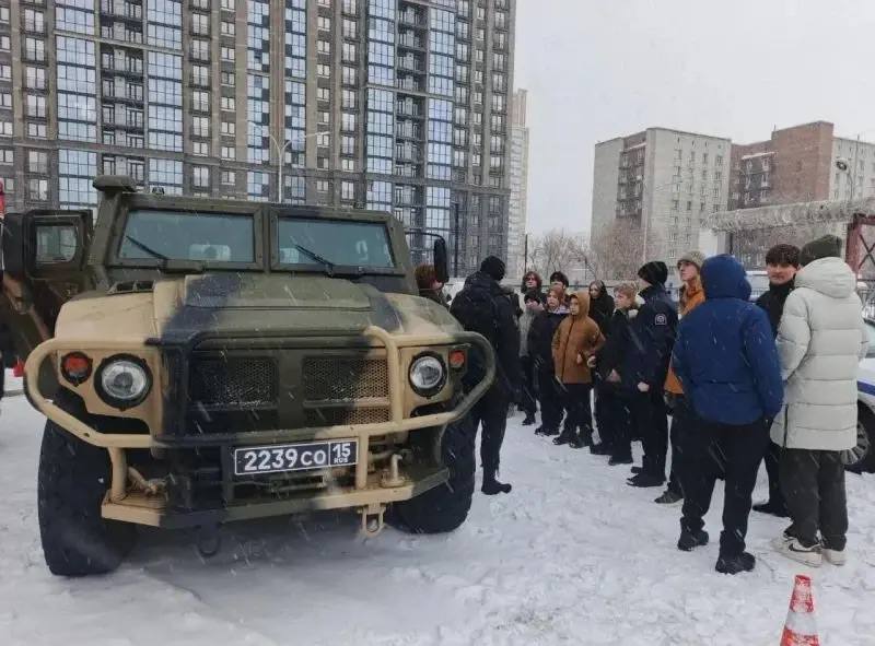 В Новосибирской области сотрудники полиции организовали для учеников класса правоохранительной направленности экскурсию в Центр организации дорожного движения