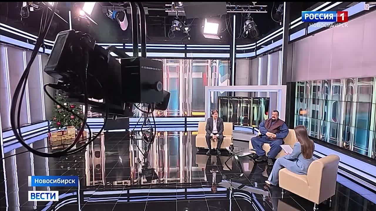 Беляши и пельмени. Известный актёр Стивен Сигал оказался большим поклонником сибирской кухни