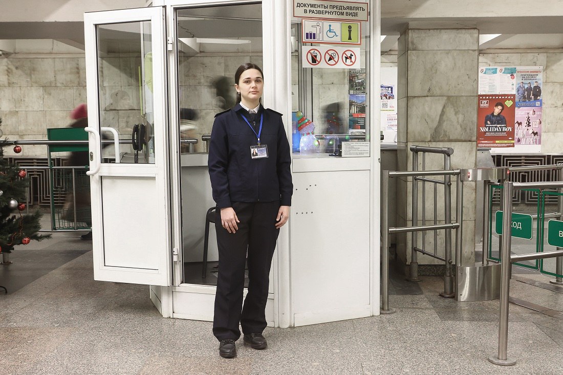 Босиком в метро проходить нельзя — контролёр Анна Невзорова Босиком в метро проходить нельзя — контролёр Анна Невзорова